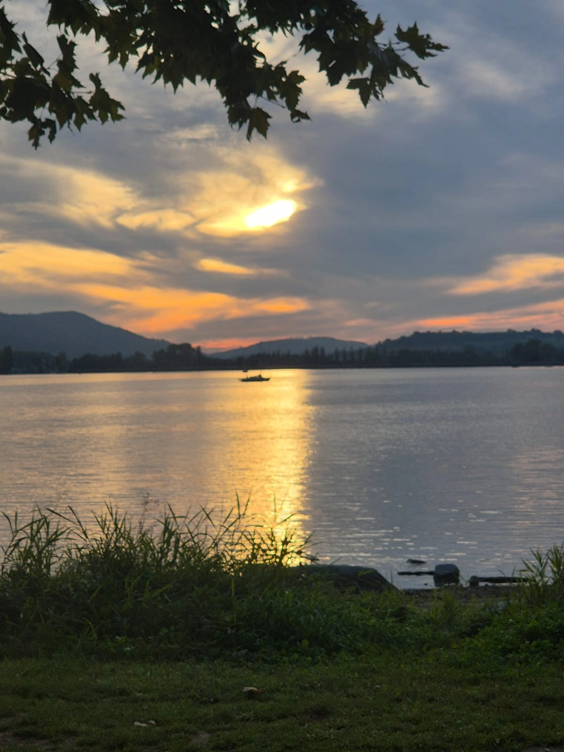Queen of Angels - Spirituelle Lebensberatung & Duftkerzenverkauf - Sonnenuntergang über dem See